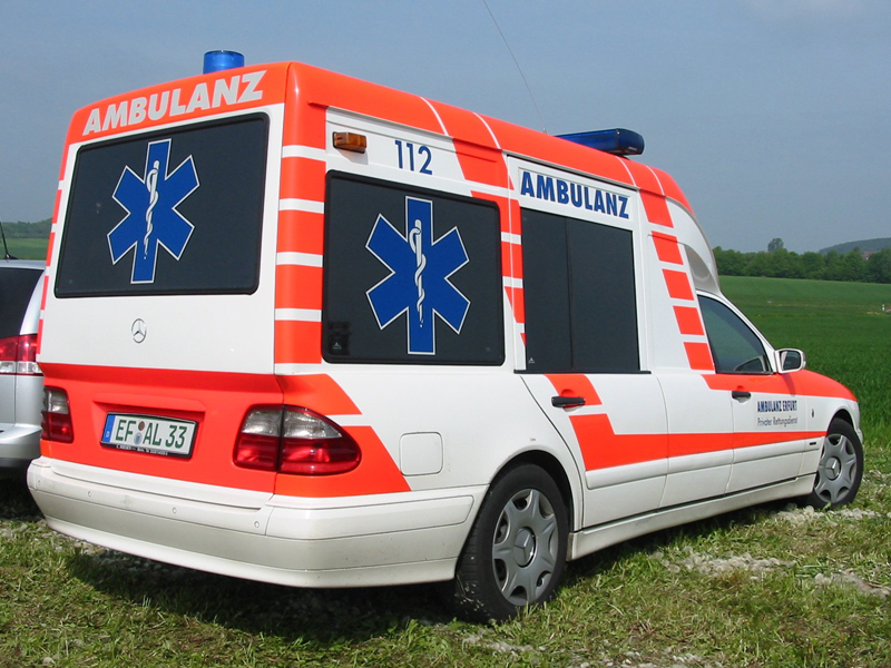 Hochlang_Krankenwagen