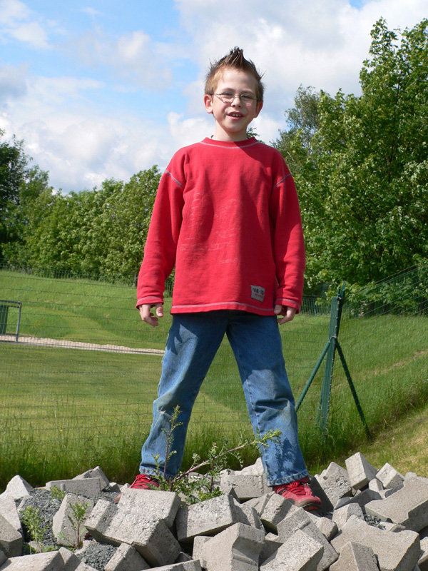 Junge_auf_Steinberg_KM2