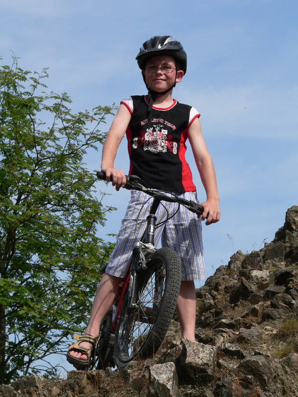 Junge_mit_MTB_auf_Felsen_KM2