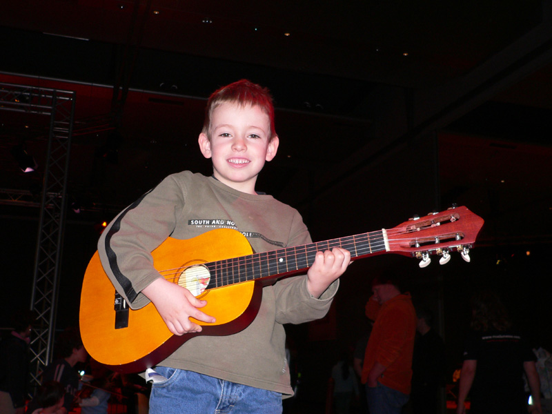 Kleiner_Junge_mit_Gitarre_KM1