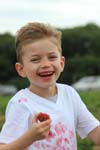 Junge_Erdbeerfeld_5048