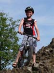 Junge_mit_MTB_auf_Felsen_KM2
