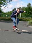 Kind_springt_mit_Scooter_Roller_KM2