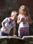 Kinder_beobachten_Teich1