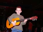 Kleiner_Junge_mit_Gitarre_KM1