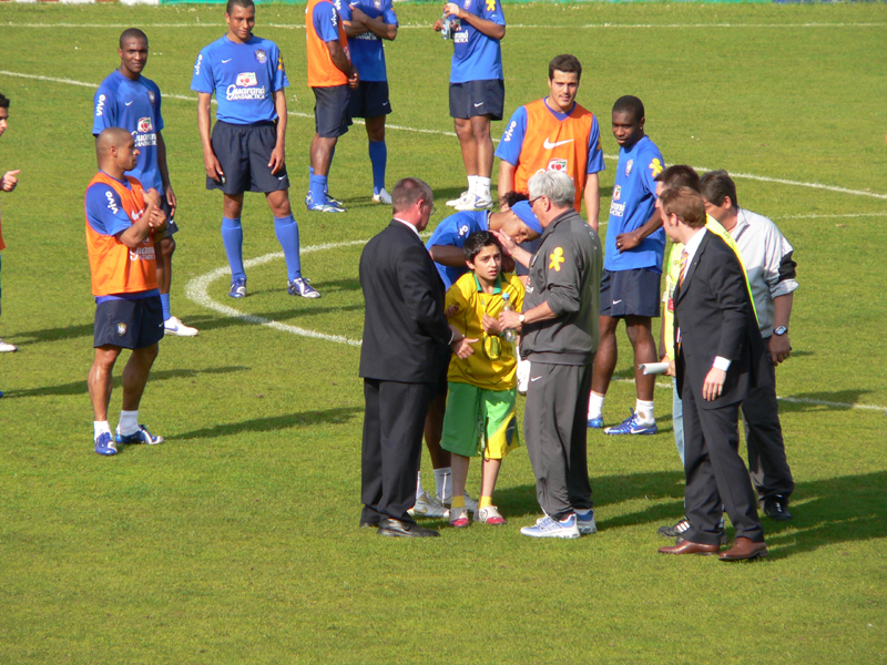 Autogramm_von_Ronaldinho_fuer_Junge